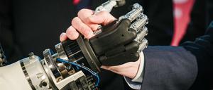 Hand in Hand? Die Digitalisierung und die Zukunft der Arbeit ist das große Thema auf der Messe. 