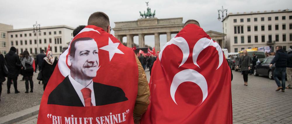 Drei Monate vor dem Wahltermin, sind ausländischen Amtsträgern Wahlkampfauftritte in Deutschland verboten. Türkische Politiker könnten trotzdem direkten Kontakt zu den Wählern suchen.