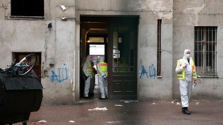 Polizisten während der Räumung des Hauses in der Kameruner Straße/Ecke Lüderitzstraße.