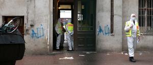 Polizisten während der Räumung des Hauses in der Kameruner Straße/Ecke Lüderitzstraße.