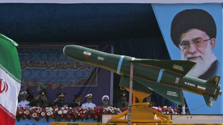 Militärparade in Teheran: Präsident Hassan Rouhani erklärt, von seinem Land gehe keine Gefahr aus für die Nachbarstaaten aus.