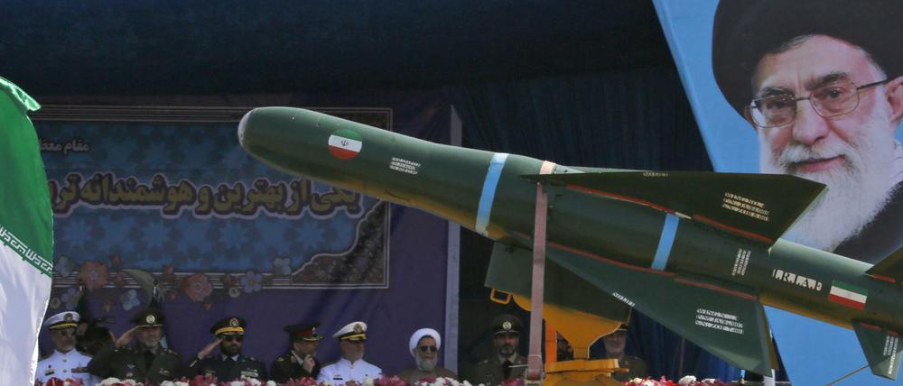 Militärparade in Teheran: Präsident Hassan Rouhani erklärt, von seinem Land gehe keine Gefahr aus für die Nachbarstaaten aus.