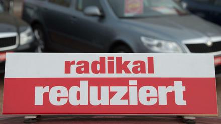 Gebrauchtwagen stehen bei einem Autohändler nebeneinander.