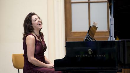 Hält die Fäden in der Hand. Leiterin und Pianistin Elena Bashkirova.