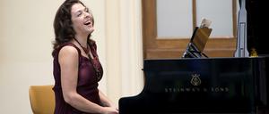 Hält die Fäden in der Hand. Leiterin und Pianistin Elena Bashkirova.