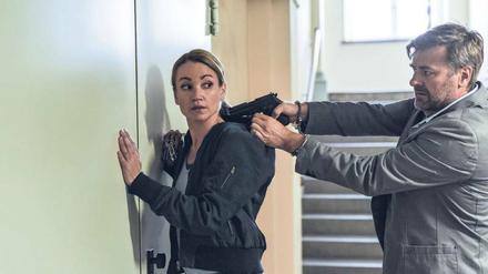 Unerwartete Wende. Nach der Gerichtsverhandlung flieht Thomas Lichter (Marcus Mittermeier) mit Kommissarin Sarah Kohr (Lisa Maria Potthoff) als Geisel. 