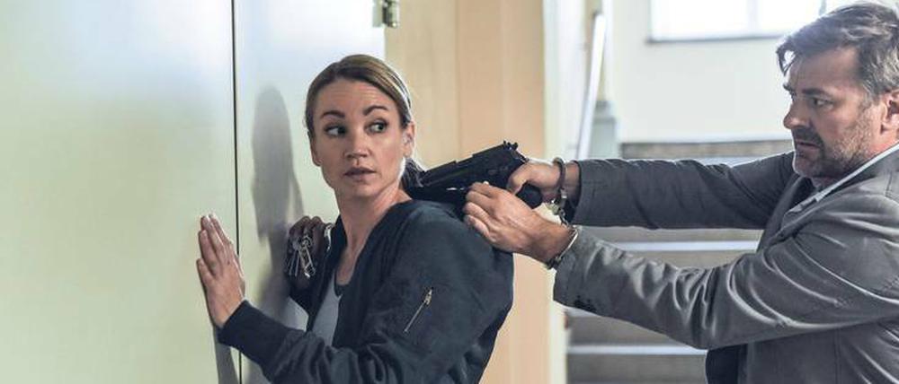 Unerwartete Wende. Nach der Gerichtsverhandlung flieht Thomas Lichter (Marcus Mittermeier) mit Kommissarin Sarah Kohr (Lisa Maria Potthoff) als Geisel.