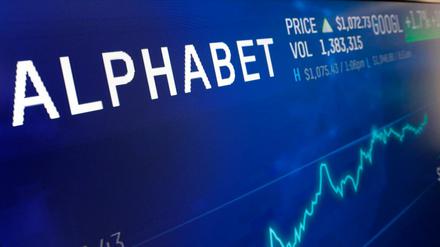  Ein Bildschirm in der Nasdaq MarketSite zeigt den Börsenkurs der Google-Mutter Alphabet.