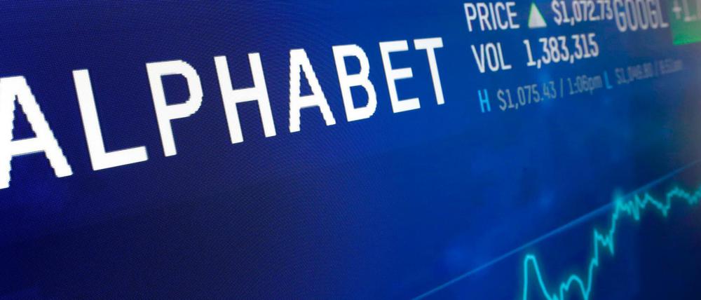  Ein Bildschirm in der Nasdaq MarketSite zeigt den Börsenkurs der Google-Mutter Alphabet.