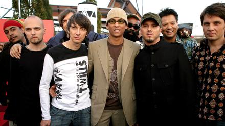Von Anfang an dabei. Robbee Mariano (zweiter von rechts) 2005 mit Xavier Naidoo (mitte) und Mitgliedern der Söhne Mannheims.