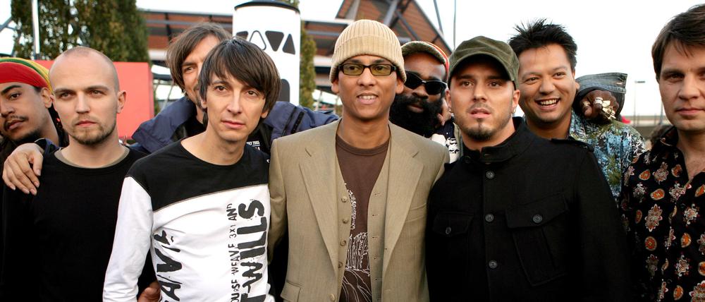 Von Anfang an dabei. Robbee Mariano (zweiter von rechts) 2005 mit Xavier Naidoo (mitte) und Mitgliedern der Söhne Mannheims.