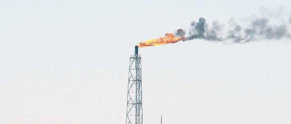 Endliche Ressource. Ölfeld in der saudi-arabischen Wüste.