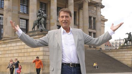 Der Sänger Udo Jürgens posiert 2009 auf dem Gendarmenmarkt. Der Entertainer war damals mit seiner Tour "einfach ich" unterwegs.
