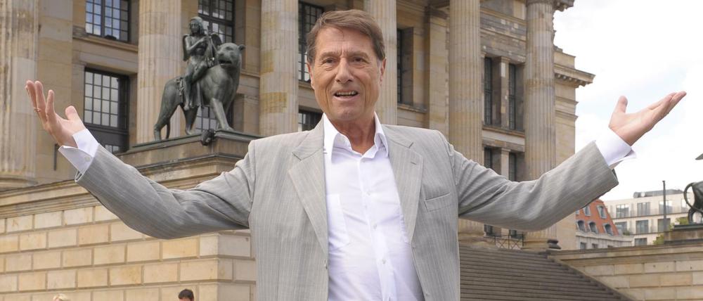 Der Sänger Udo Jürgens posiert 2009 auf dem Gendarmenmarkt. Der Entertainer war damals mit seiner Tour "einfach ich" unterwegs.