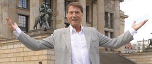 Der Sänger Udo Jürgens posiert 2009 auf dem Gendarmenmarkt. Der Entertainer war damals mit seiner Tour "einfach ich" unterwegs.