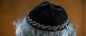 Nicht nur in Berlin hat die jüdische Gemeinde aufgerufen, am Mittwoch bei einer Kundgebung als Zeichen der Solidarität mit Juden Kippa zu tragen. 