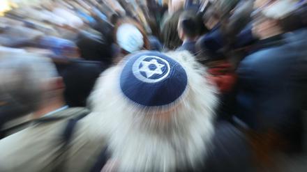 Ein Mann mit einer Kippa nimmt an der Solidaritätskundgebung "Berlin trägt Kippa" der Jüdischen Gemeinde zu Berlin. 