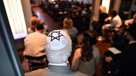 Zeichen auf dem Kopf. Grund für die Aktion ist ein antisemitischer Angriff in Prenzlauer Berg.