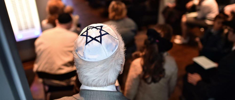 Zeichen auf dem Kopf. Grund für die Aktion ist ein antisemitischer Angriff in Prenzlauer Berg.