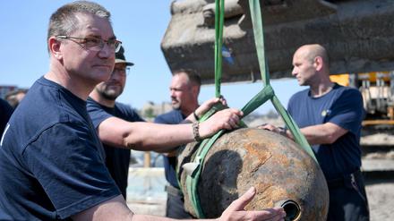 Sprengmeister Dietmar Püpke und sein Team verladen die Bombe nach der Entschärfung.