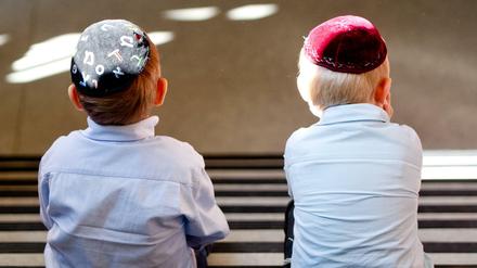 Zwei Jungen mit Kippa in einer Talmud Tora Schule in Hamburg.