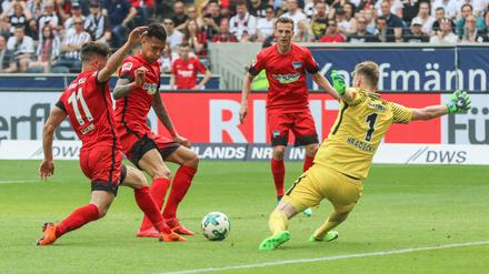 Ein Fall für Zwei. In dieser Szene behindern sich Mathew Leckie und Davie Selke. Trotzdem gewannen die Berliner souverän 3:0 in Frankfurt. 