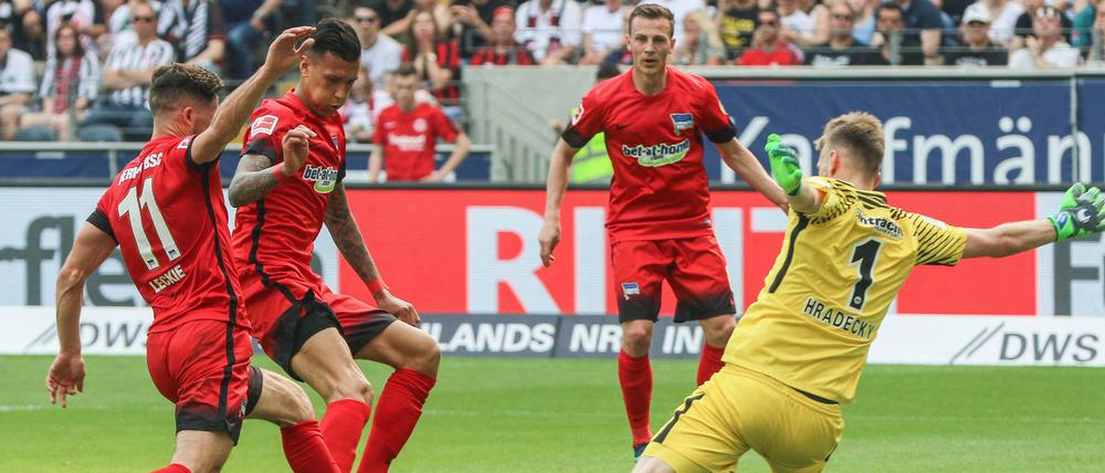 Ein Fall für Zwei. In dieser Szene behindern sich Mathew Leckie und Davie Selke. Trotzdem gewannen die Berliner souverän 3:0 in Frankfurt. 