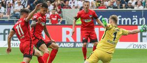 Ein Fall für Zwei. In dieser Szene behindern sich Mathew Leckie und Davie Selke. Trotzdem gewannen die Berliner souverän 3:0 in Frankfurt. 
