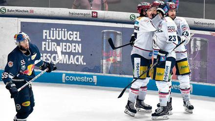 Die Eisbären bejubeln ihren Sieg in München. Am Dienstag geht es in Berlin weiter. 