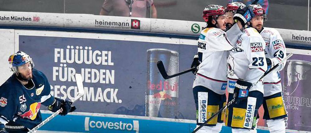 Die Eisbären bejubeln ihren Sieg in München. Am Dienstag geht es in Berlin weiter. 