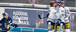 Die Eisbären bejubeln ihren Sieg in München. Am Dienstag geht es in Berlin weiter. 