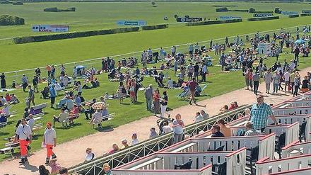 Raus ins Grüne. Einige Zuschauer picknickten in der Sonne. 