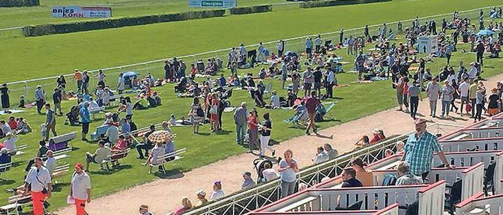 Raus ins Grüne. Einige Zuschauer picknickten in der Sonne. 