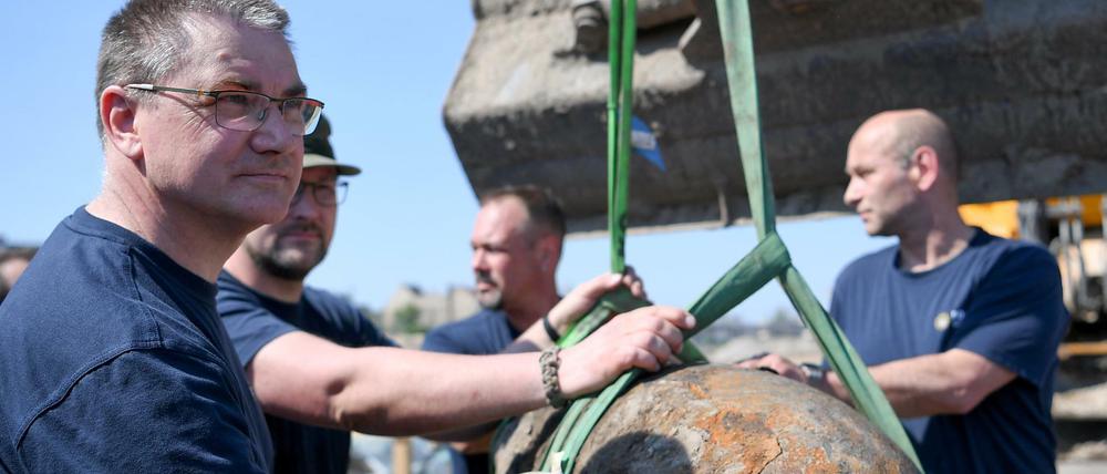 Sprengmeister Dietmar Püpke (l.) und seinem Team verladen am vergangenen Freitag den Blindgänger nach erfolgreicher Entschärfung