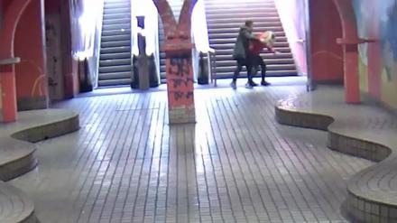 Überwachungsvideo: Ein junger Mann greift an der U-Bahnhaltestelle hinterrücks eine junge Frau an.