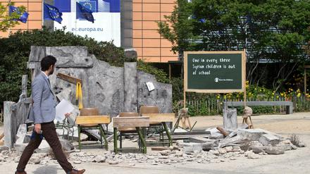Kunstwerk vor dem EU-Hauptquartier in Brüssel, das ein zerstörtes Klassenzimmer in Syrien darstellen soll. 
