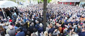 Zahlreiche Menschen beteiligen sich an der Solidaritätskundgebung "Berlin trägt Kippa" der Jüdischen Gemeinde zu Berlin.