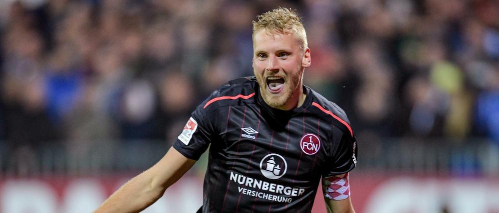 Nürnbergs Hanno Behrens feiert seinen Treffer zum 3:1 gegen Kiel.