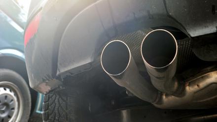Blick auf die Auspuffrohre eines Diesel-Pkw.