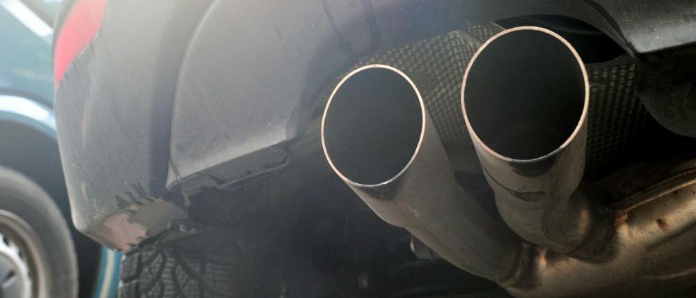 Blick auf die Auspuffrohre eines Diesel-Pkw.