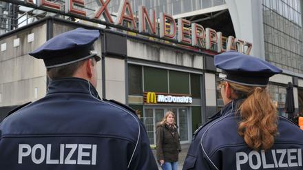 Berliner Polizeibeamte am Bahnhhof Alexanderplatz. 
