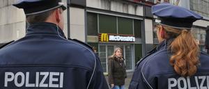 Berliner Polizeibeamte am Bahnhhof Alexanderplatz. 