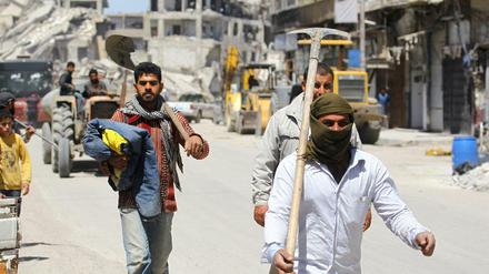 Aufbau in Syrien: Arbeiter mit Schaufeln in den Straßen von Rakka
