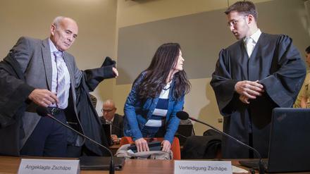 Beate Zschäpe mit ihren Anwälten Hermann Borchert (l.) und Mathias Grasel.
