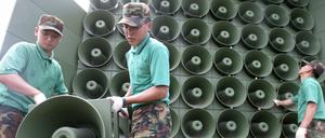 Südkoreanische Soldaten mit Lautsprechern an der Grenze zu Nordkorea (Archivbild vom August 2015)