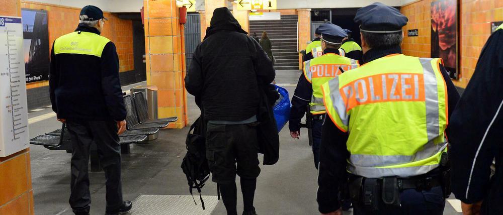 Polizeipräsenz im öffentlichen Nahverkehr soll das Sicherheitsgefühl der Fahrgäste verbessern.