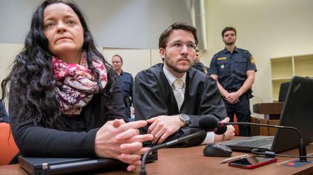 Die Angeklagte Beate Zschäpe im Gerichtssaal neben ihrem Anwalt Mathias Grasel