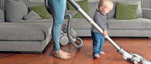 Hausarbeit ist auch Arbeit. Die Kindererziehung wird bei der Rente berücksichtigt. 