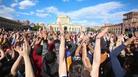 Demonstranten in Jerewan bejubeln den Rücktritt von Armeniens Ministerpräsident Sersch Sargsjan.