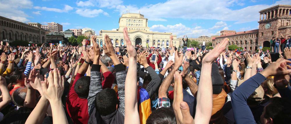 Demonstranten in Jerewan bejubeln den Rücktritt von Armeniens Ministerpräsident Sersch Sargsjan.